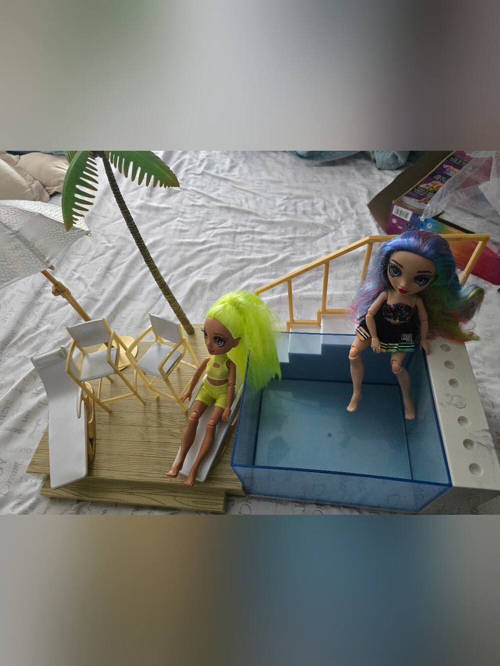 Rainbow High Pool Set & 2 Dolls